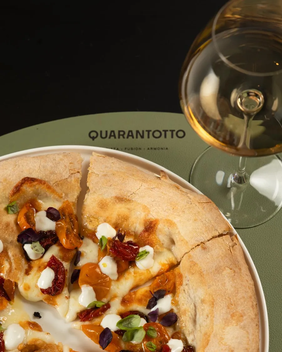 Trancio di pizza in pala con crema di piselli e guanciale